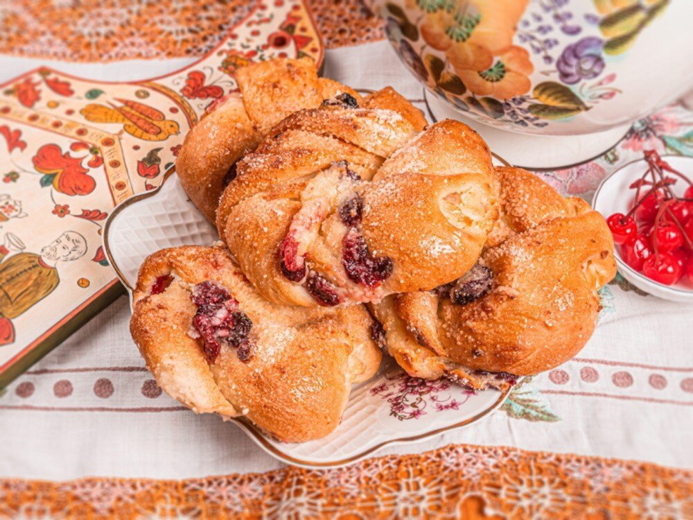 Булочки с творогом и вишней 10 шт