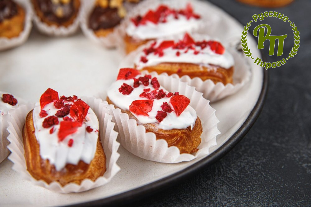 Эклеры "Воздушные" с ягодным кремом под белой глазурью 10 шт