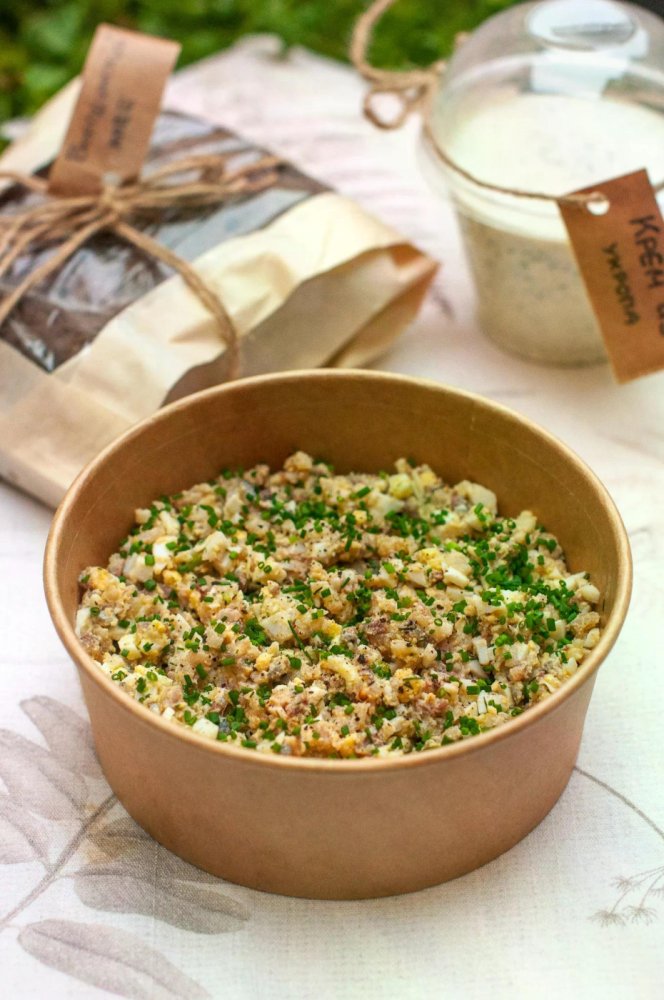 Фаршмак с сельдью, кремом из хрена на бородинском хлебе