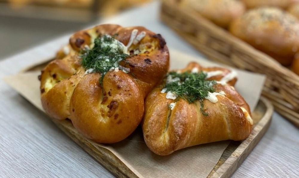 Гренетка с курицей, сыром и помидорами