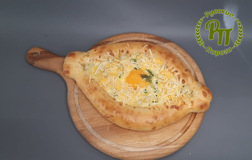 Хачапури по-аджарски с сырной посыпкой