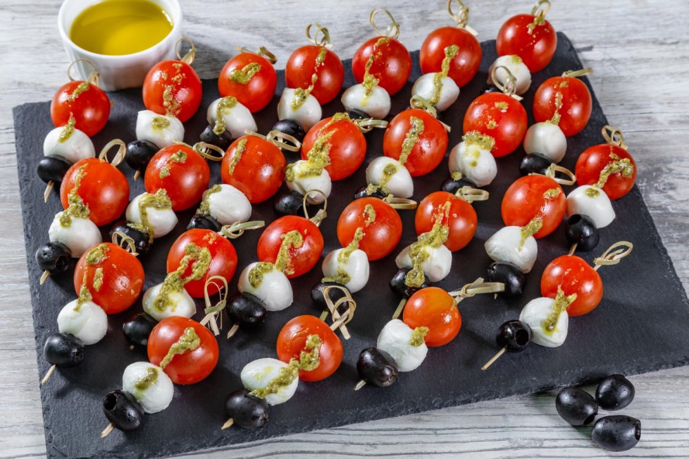 Канапе Капрезе с соусом песто 25 шт