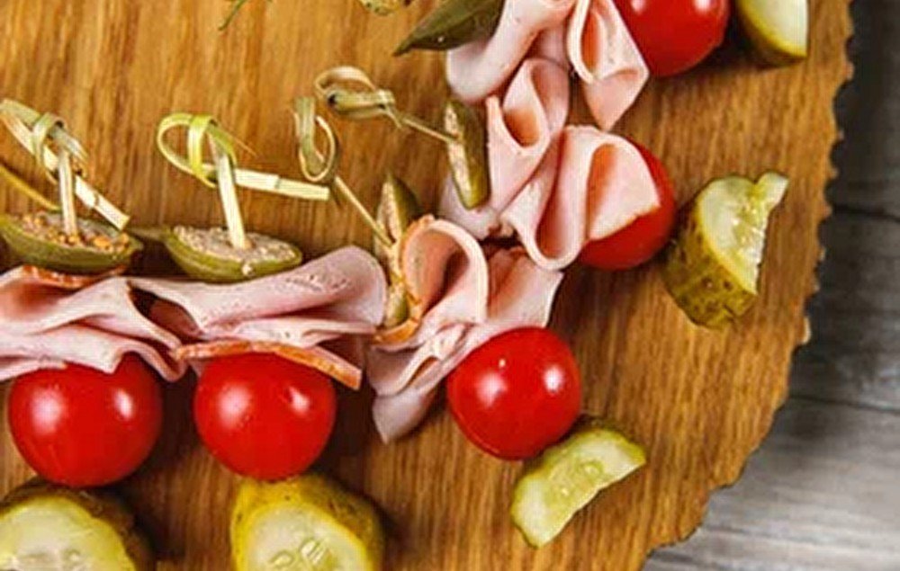 Канапе с бужениной и маринованными овощами 6 шт