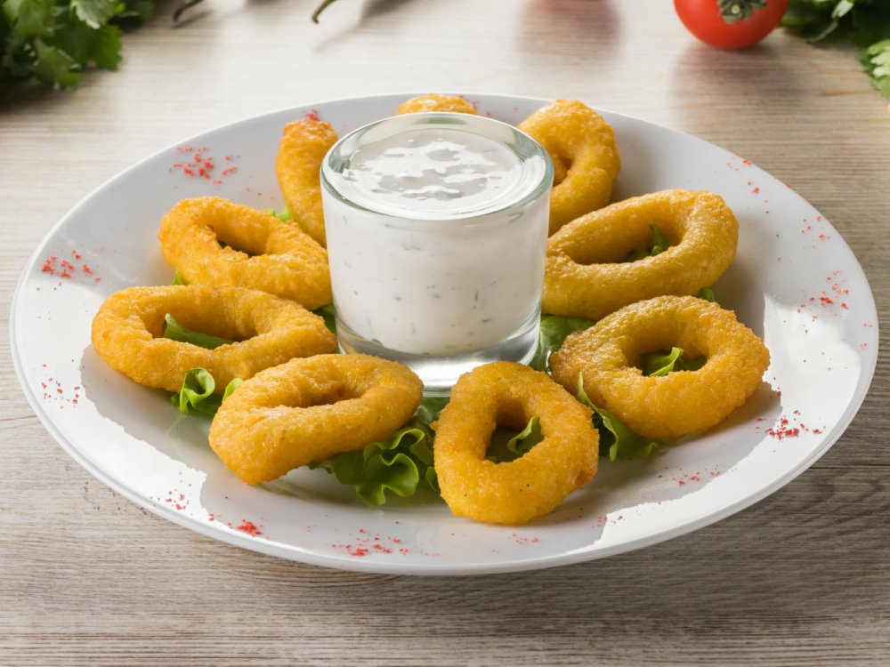 Кольца кальмара с соусом тар-тар