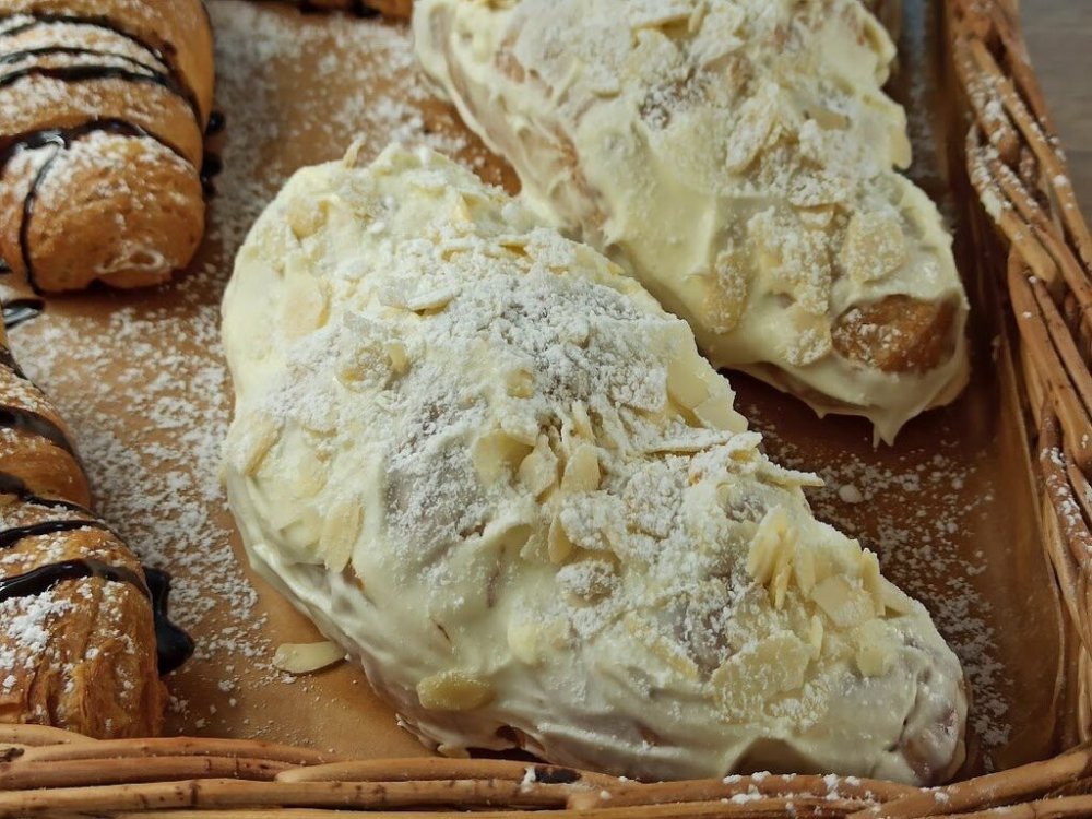 Круассан миндальный с ванильным кремом