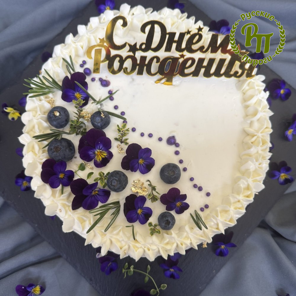 Круглый Наполеон в украшении "Фиалка и голубика"