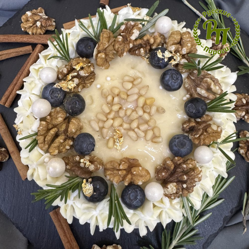 Круглый Наполеон в украшении "Орехи и голубика"