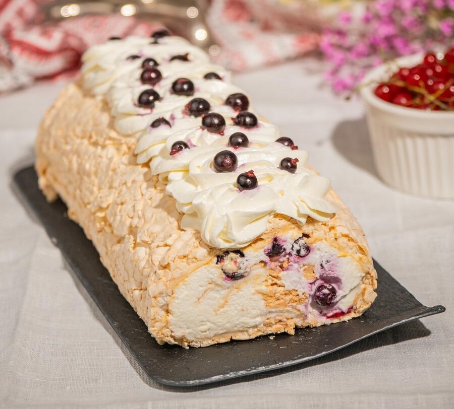 Меренговый рулет с черной смородиной