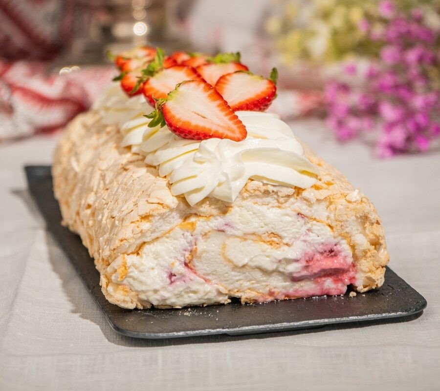 Меренговый рулет с клубникой