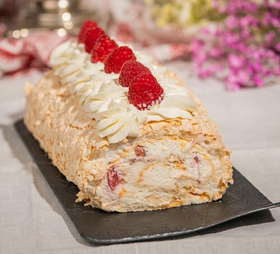 Меренговый рулет с малиной