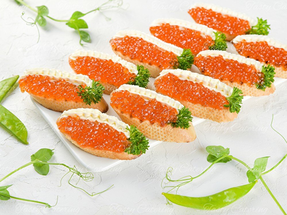 Мини кростини с красной икрой 10 шт