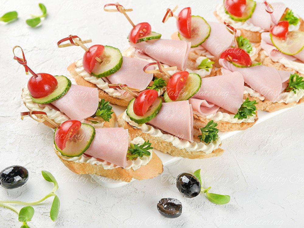 Мини кростини с ветчиной и овощами 10 шт