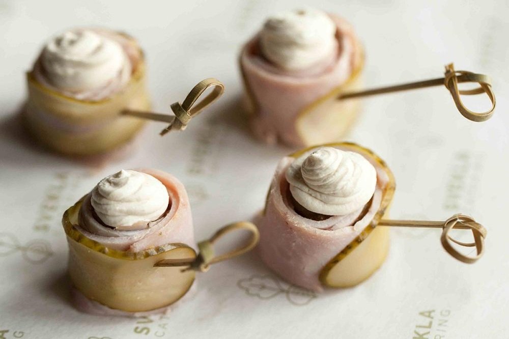 Окорок с сырным муссом и огурцом 12 шт.