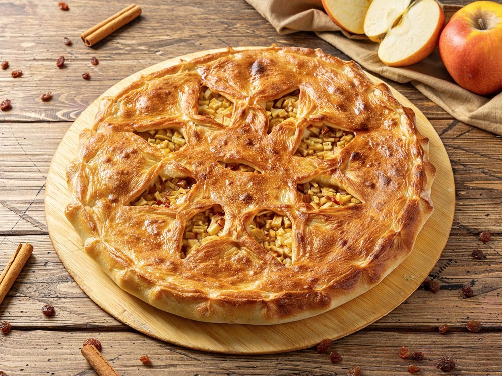 Осетинский пирог с яблоком, корицей и изюмом