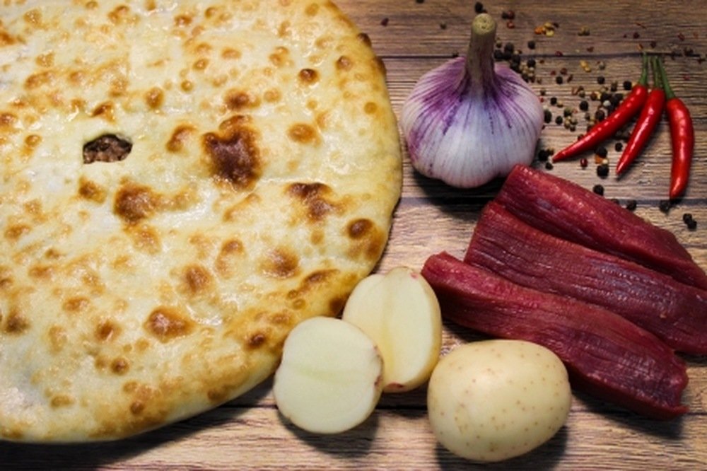 Осетинский пирог с говяжьим мясом и картошкой