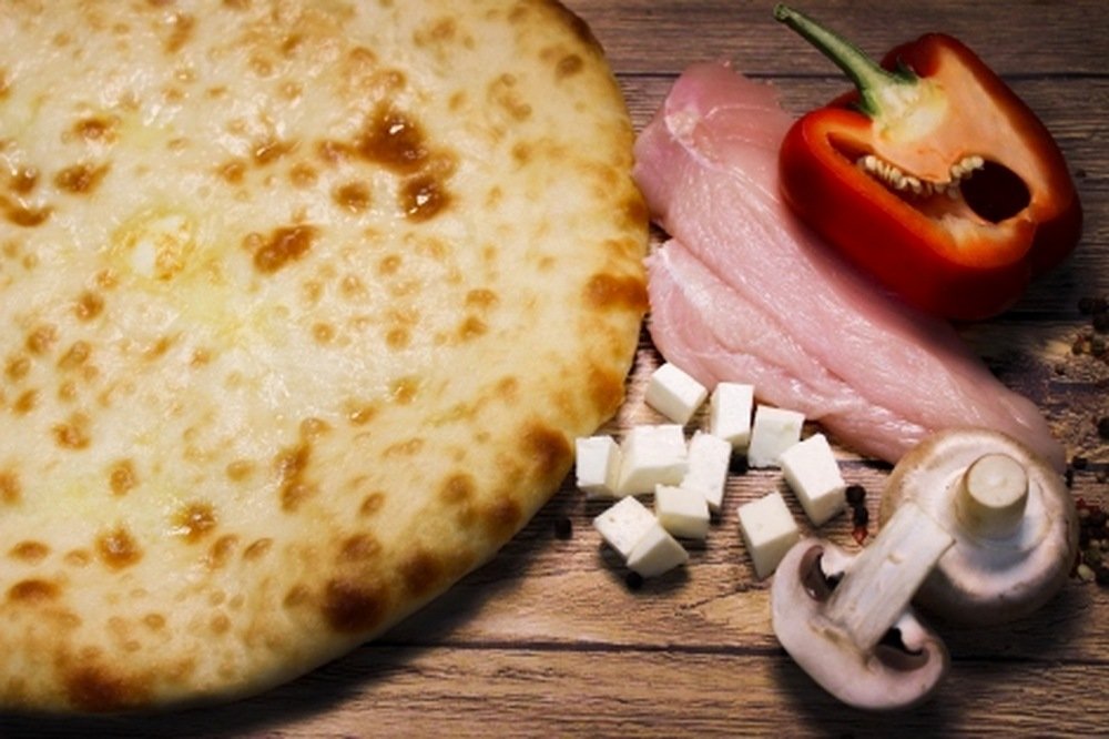 Осетинский пирог с курицей, сыром, грибами и перцем
