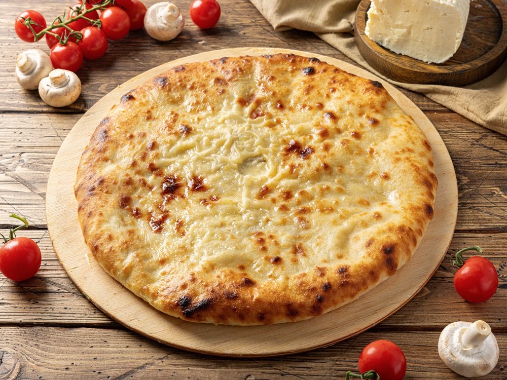 Осетинский пирог с курицей, сыром, грибами и помидорами