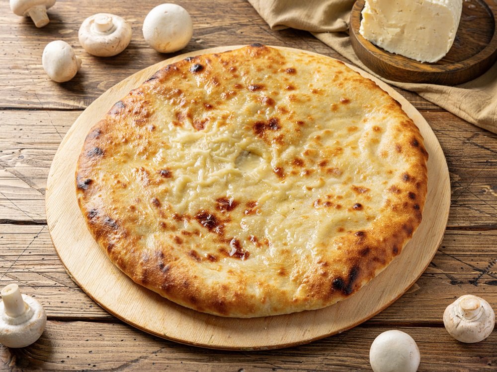Осетинский пирог с курицей, сыром и грибами