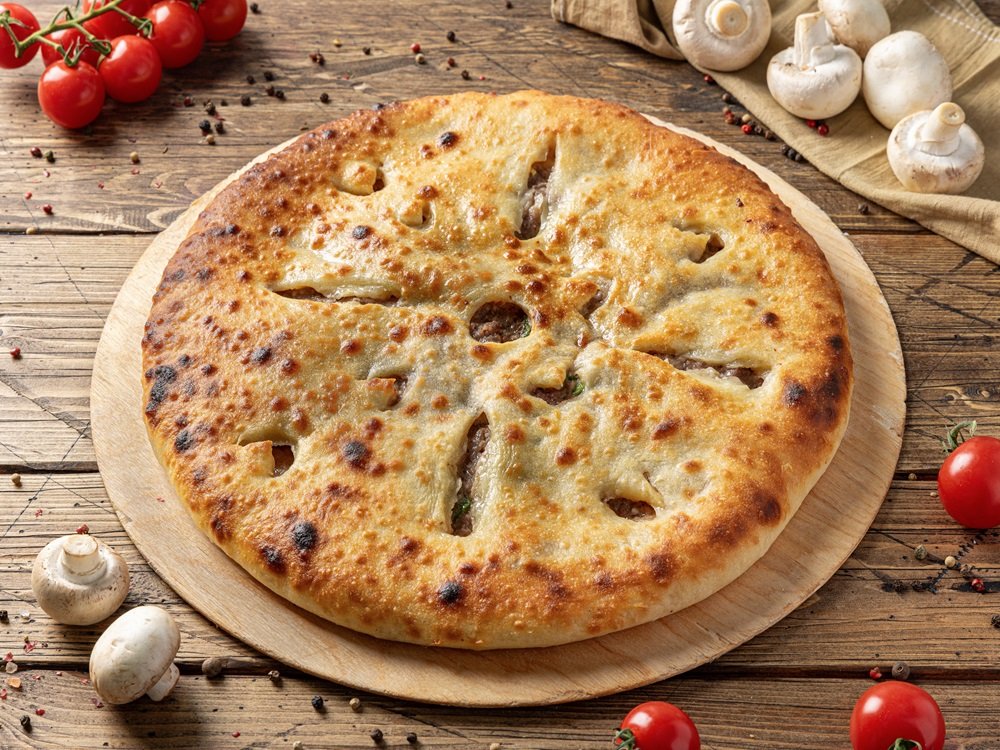 Осетинский пирог с мясом, грибами и помидорами