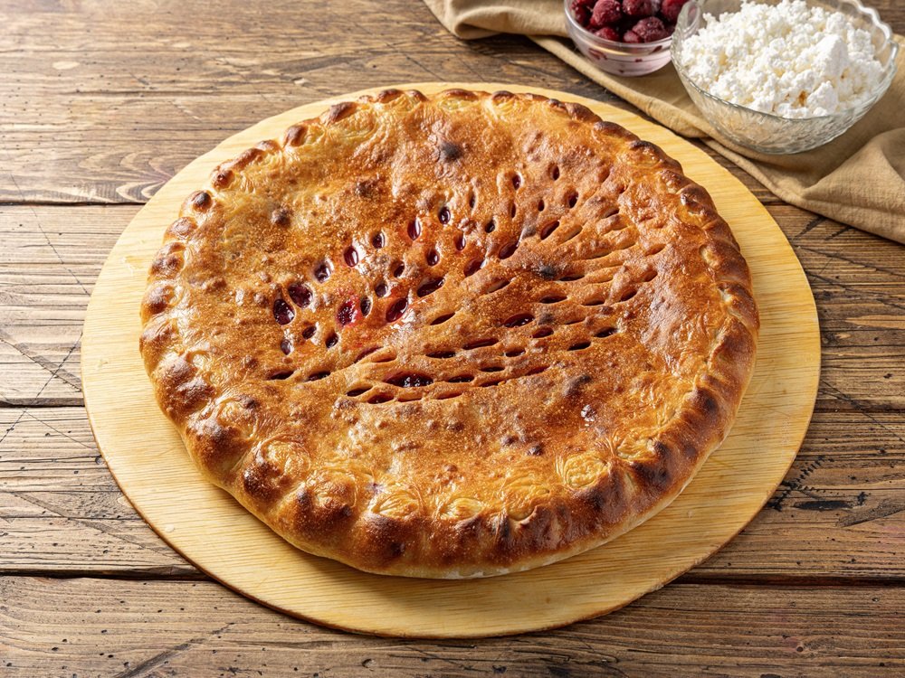 Осетинский пирог с творогом и вишней