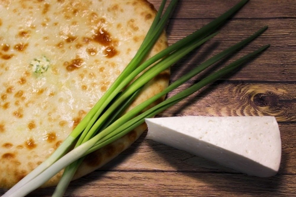 Осетинский пирог с зеленым луком и сыром