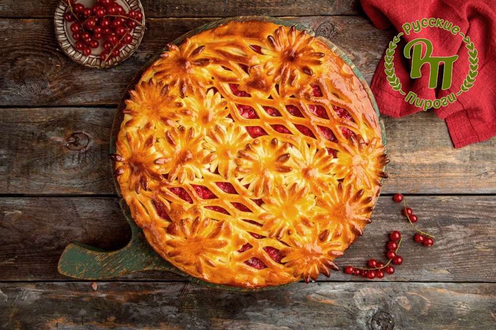 Открытый пирог с красной смородиной