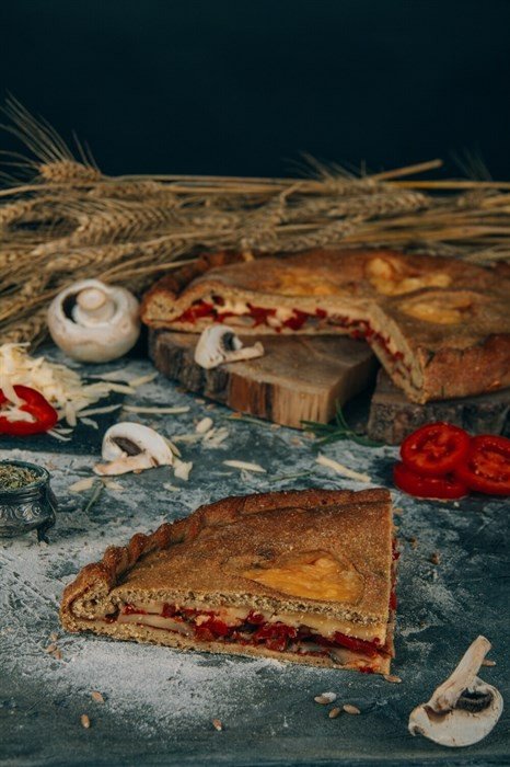 Пицца с грибами и сыром сулугуни