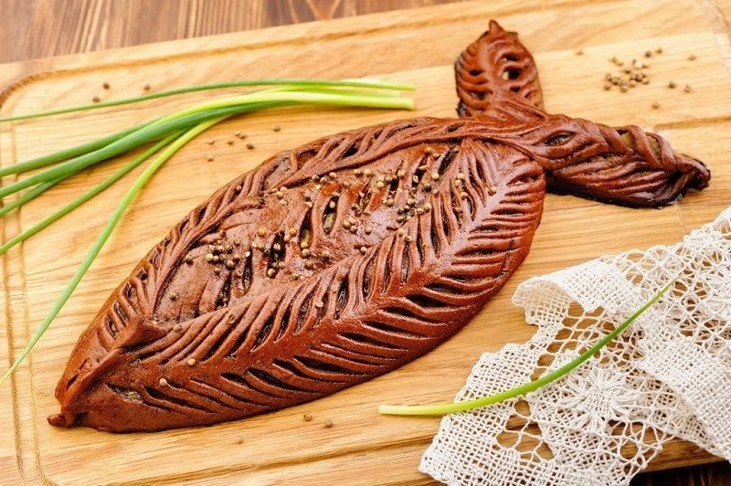 Пирог бородинский с слабосоленой сельдью и сметаной