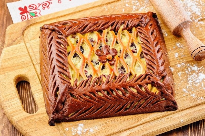 Пирог бородинский с творогом и клюквой