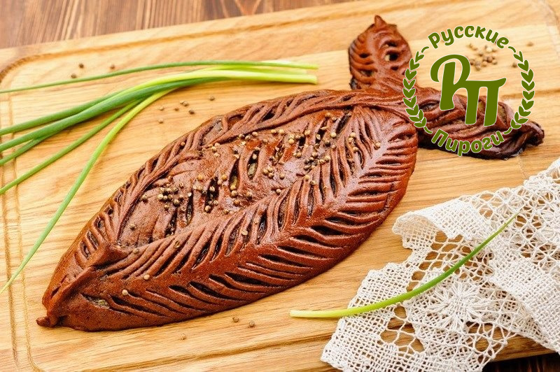 Пирог бородинский со слабосолёной сельдью и сметаной