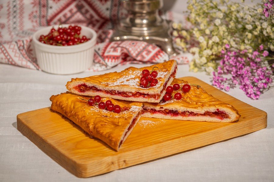 Пирог с яблоками и брусникой