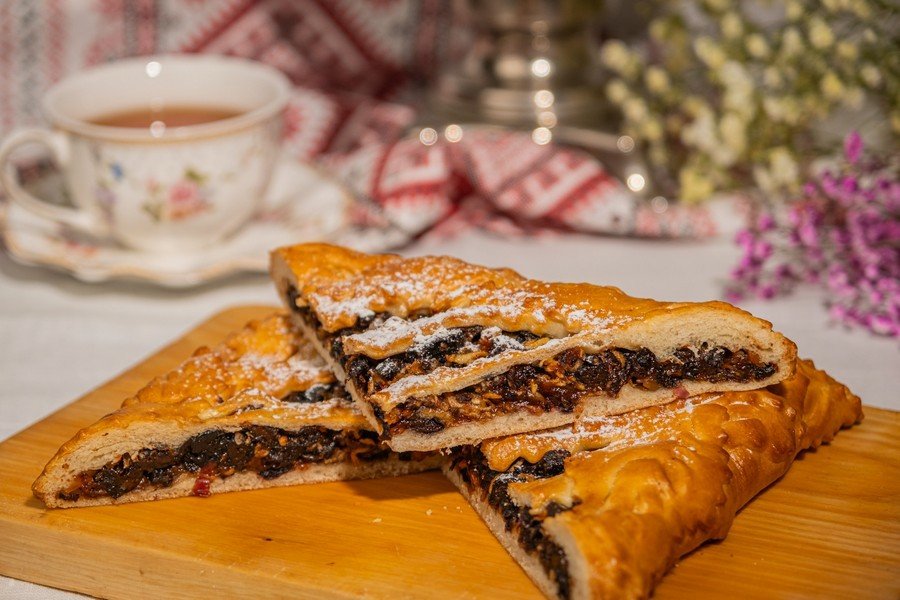 Пирог с яблоками и черносливом