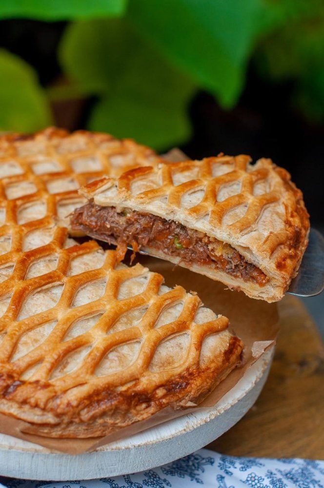 Пирог с говяжьими щечками и овощами (закрытый)