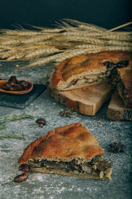 Пирог с маслятами в сливочном соусе