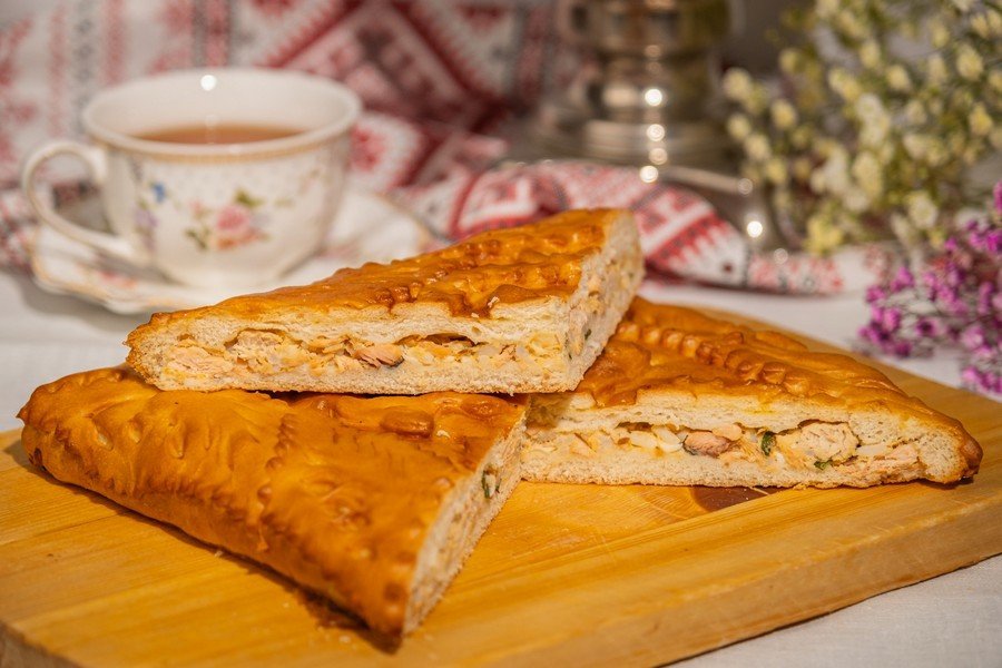 Пирог с капустой, горбушей и соленым огурцом