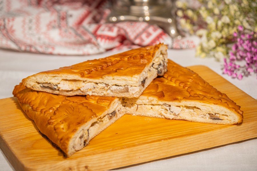 Пирог с курицей, грибами и сыром