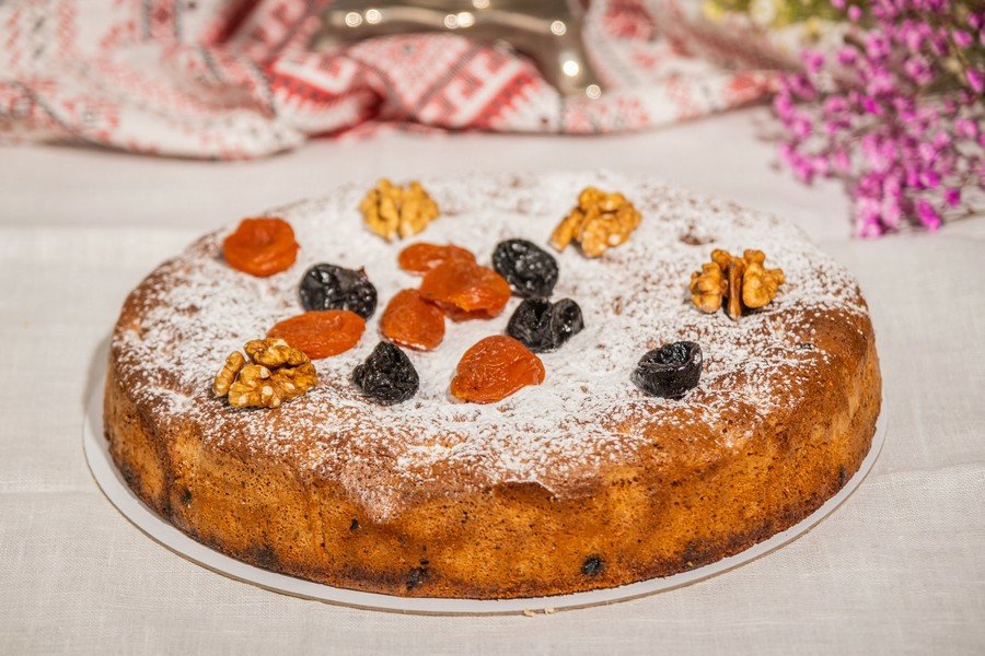 Пирог с орехами и сухофруктами