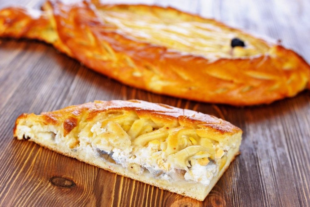Пирог с слабосоленой сельдью и сметаной