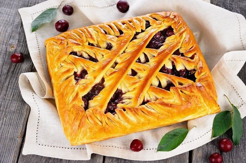 Пирог с вишней и творогом