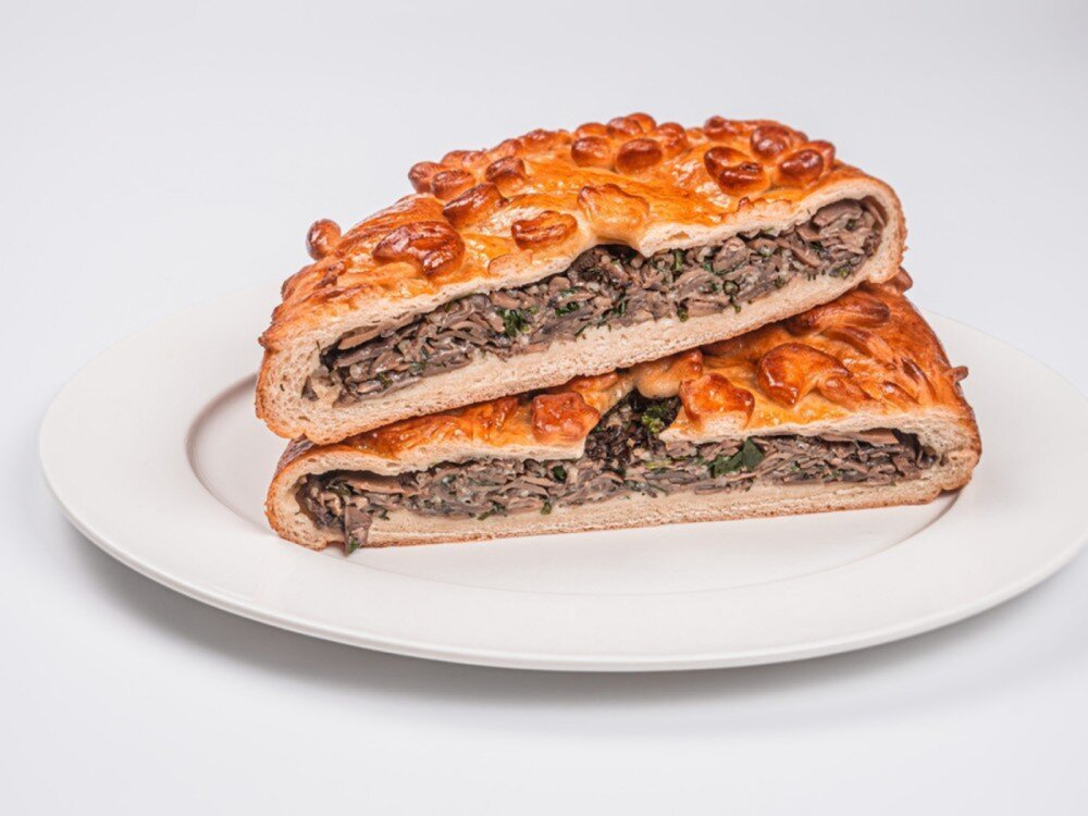 Пирог с жареными грибами и луком