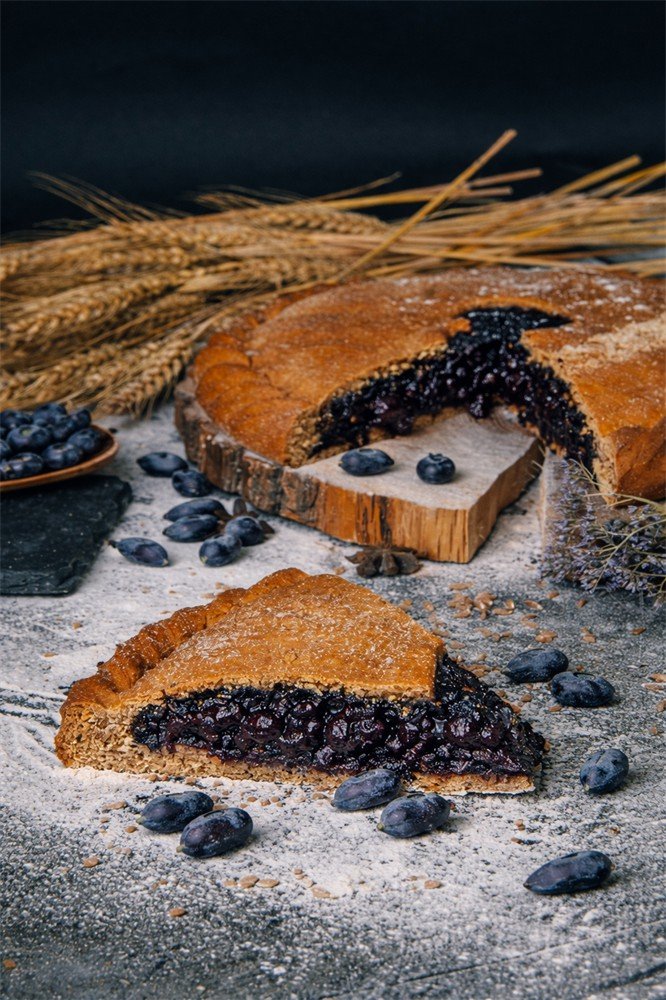 Пирог с жимолостью