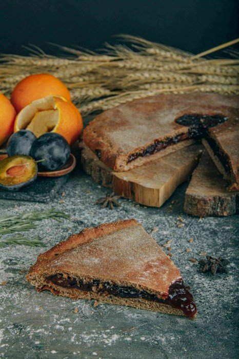 Пирог со сливами и апельсиновой цедрой