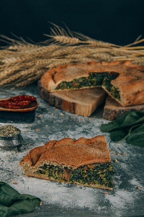 Пирог со шпинатом и вялеными томатами