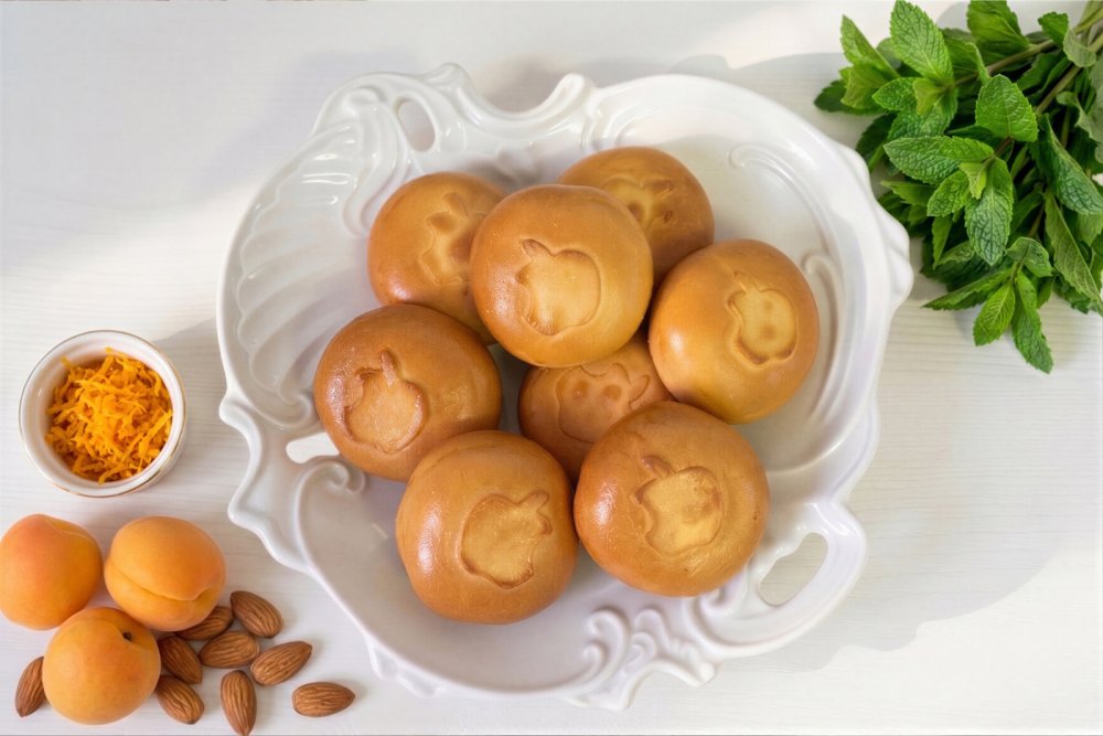 Пирожки десертные с абрикосами, миндалем, апельсиновой цедрой и мятой
