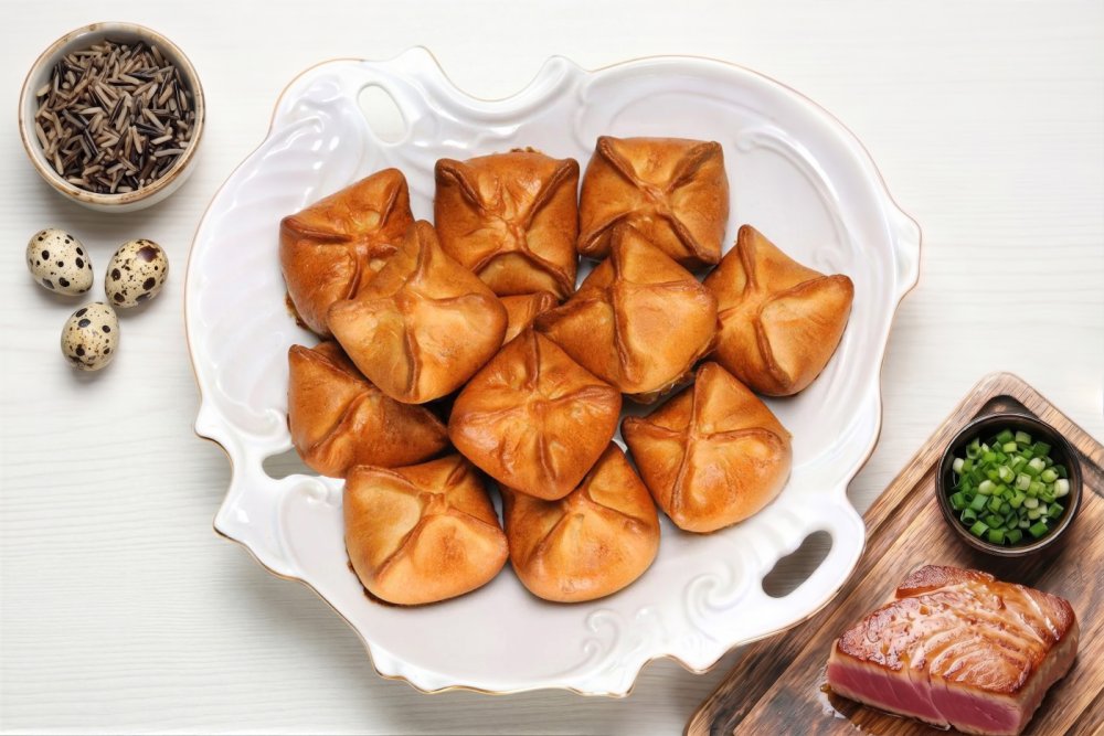 Пирожки с тунцом, диким рисом, перепелиными яйцами, зеленым луком и лимонным перцем