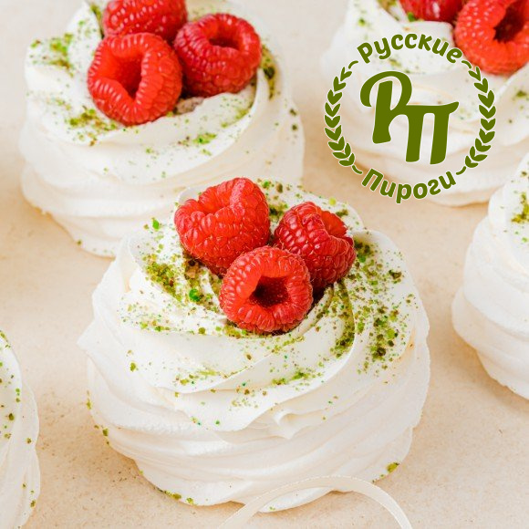 Пирожное «Анна Павлова» с малиной и фисташками