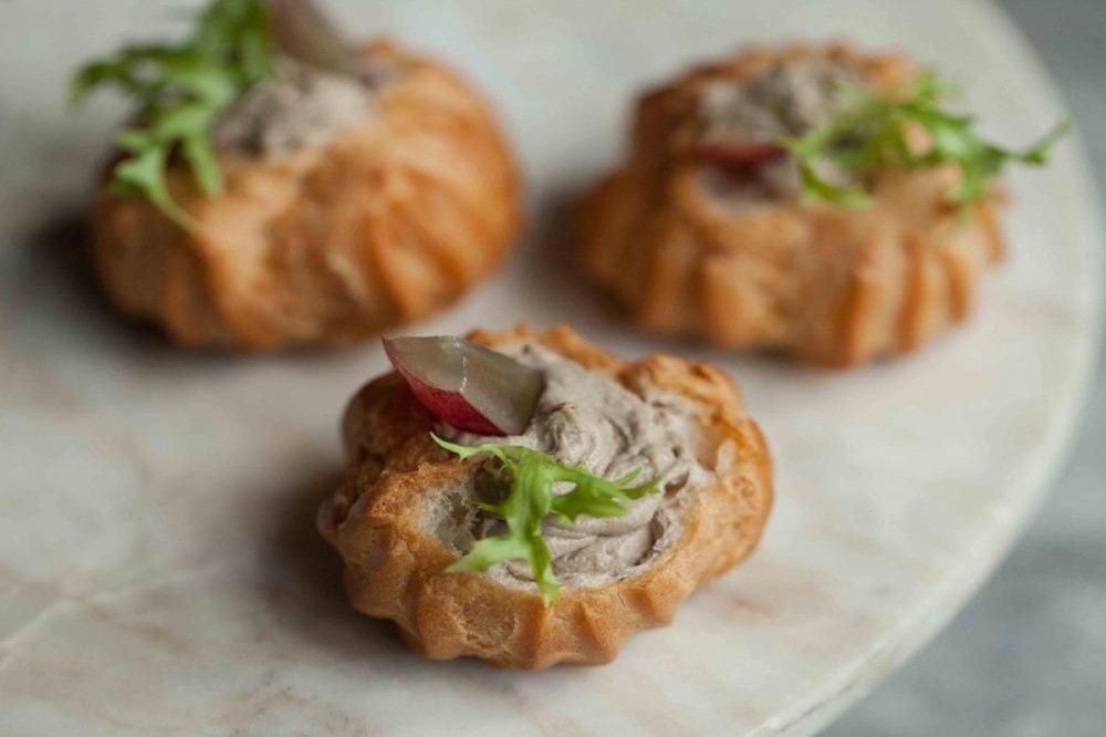 Профитроль с куриным паштетом и виноградом 12 шт