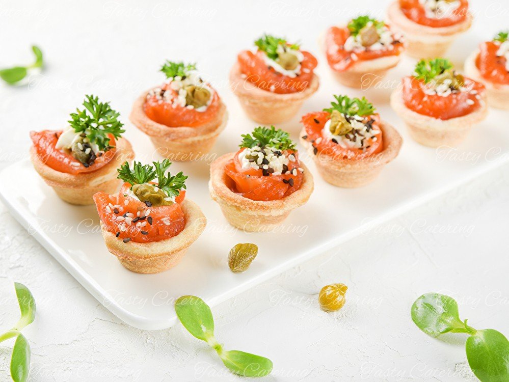 Розочка из лосося с каперсами 10 шт