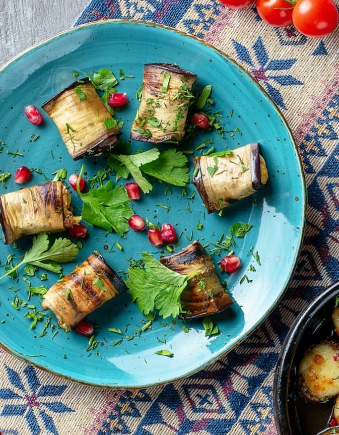 Рулетики из баклажан с орехово-сырной начинкой