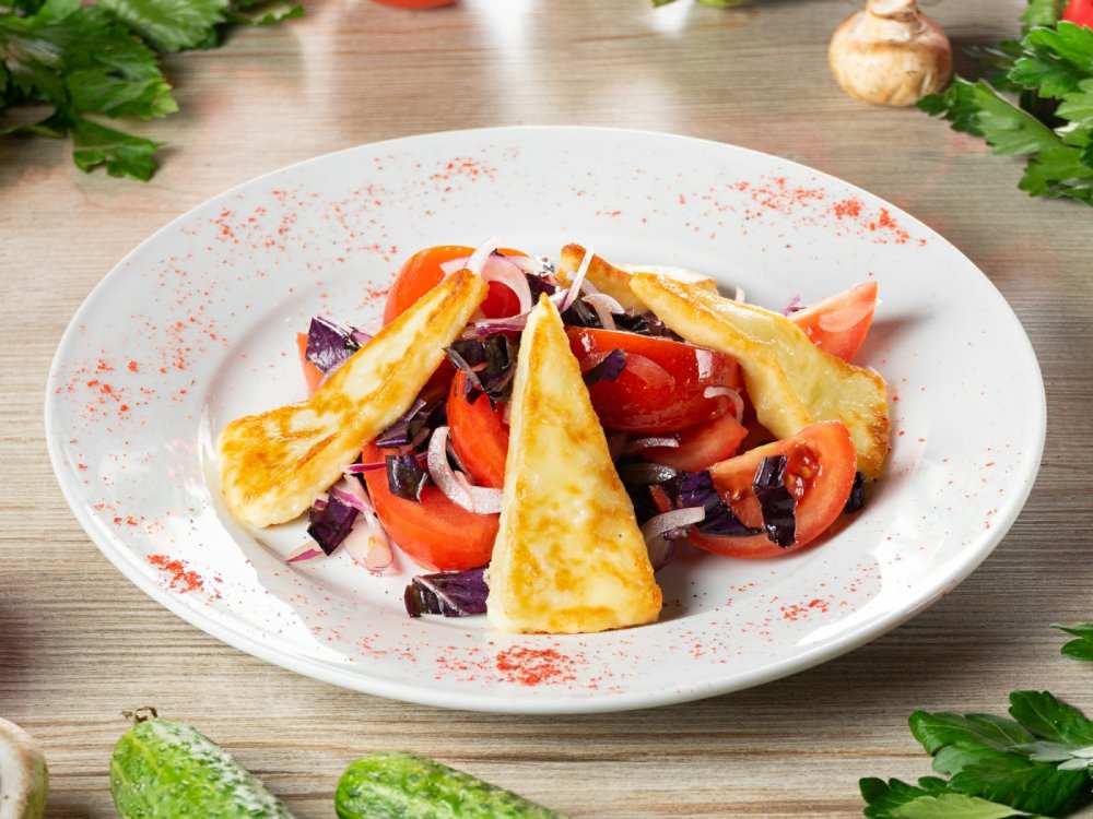 Салат из помидоров с жареным сулугуни